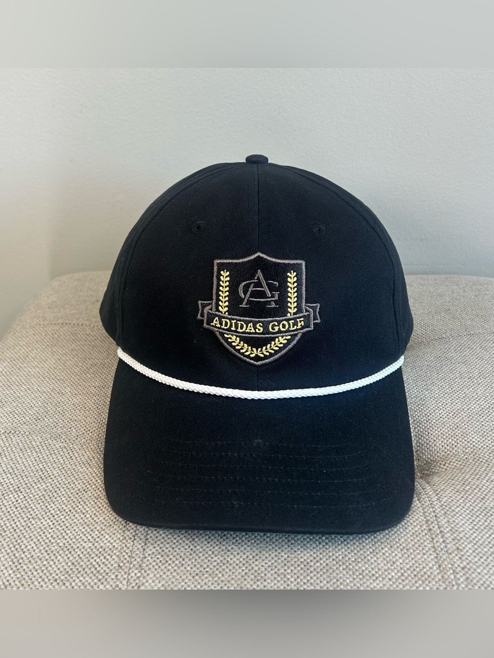 Adidas Golf Men's Hat Cap Vintage Classic Six-Panel Shield Snapback Black EUC